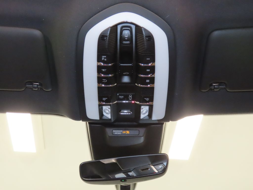 Thumbnail: 2026 Porsche Macan - 31