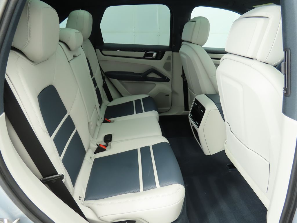 2023 Porsche Cayenne E-Hybrid 24