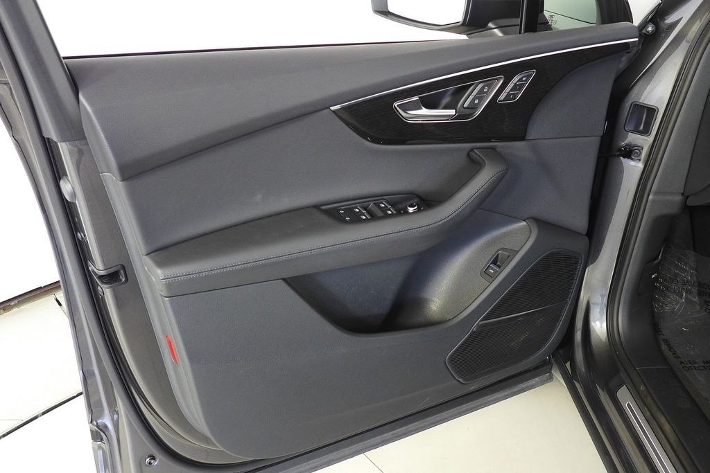 Thumbnail: 2023 Audi Q7 - 11