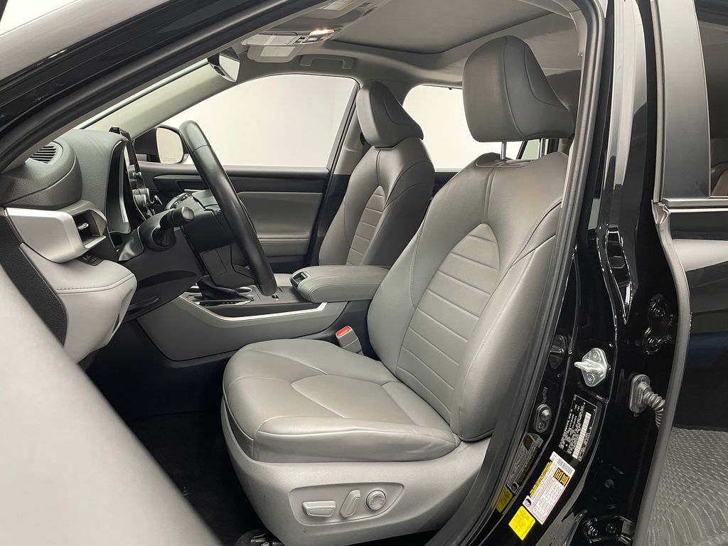 Thumbnail: 2023 Toyota Highlander - 13