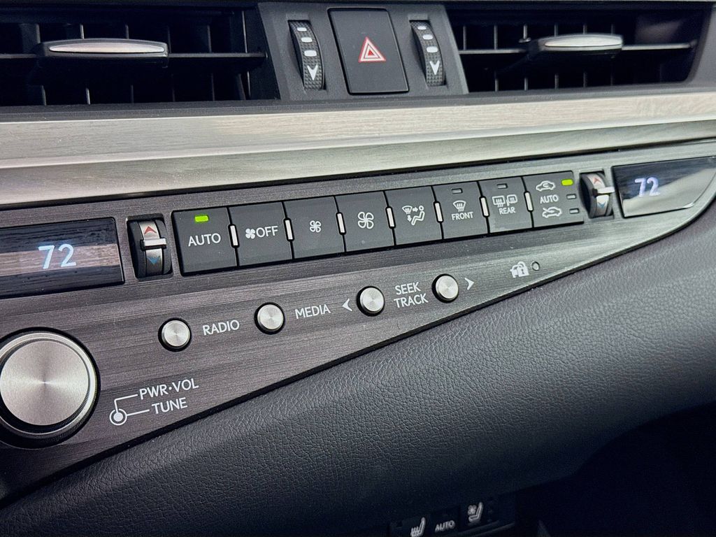 Thumbnail: 2021 Lexus ES - 16