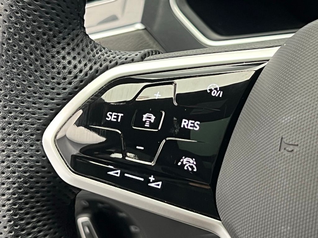 Thumbnail: 2022 Volkswagen Tiguan - 18