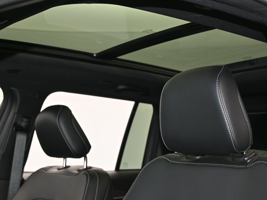 New 2026 Diamond Black Crystal Pearlcoat Jeep Limited image 11