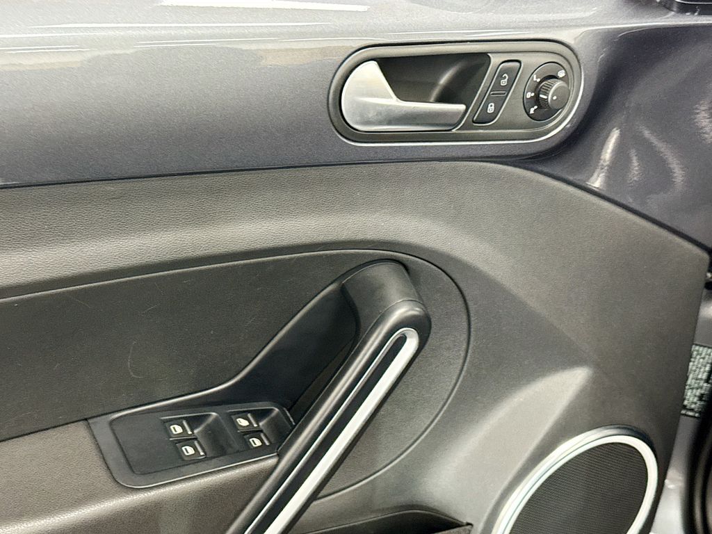 Thumbnail: 2013 Volkswagen Beetle - 27