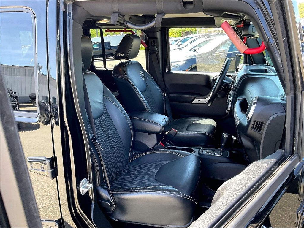 2015 Jeep Wrangler — photo 11