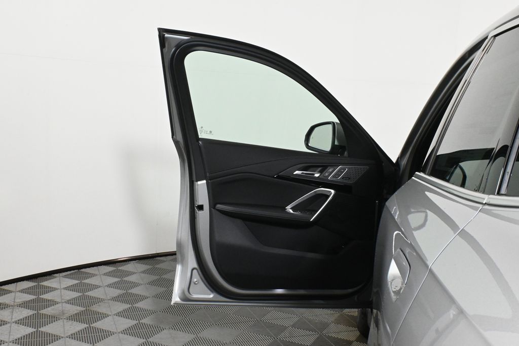 2025 BMW X1 xDrive28i 29