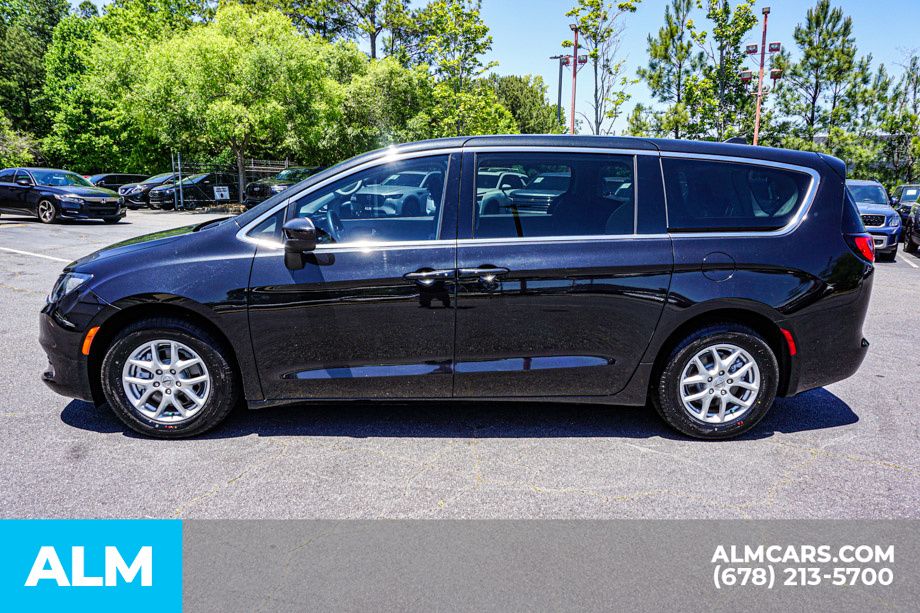 2023 Chrysler Voyager LX - Photo 7
