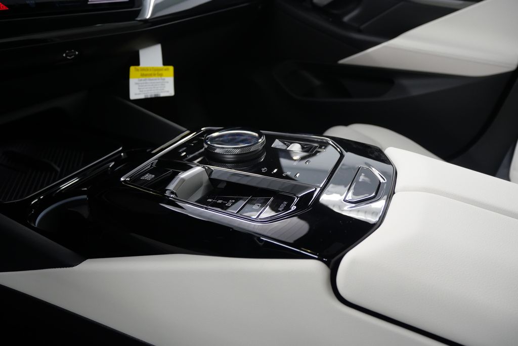 Thumbnail: 2025 BMW 5 Series - 25