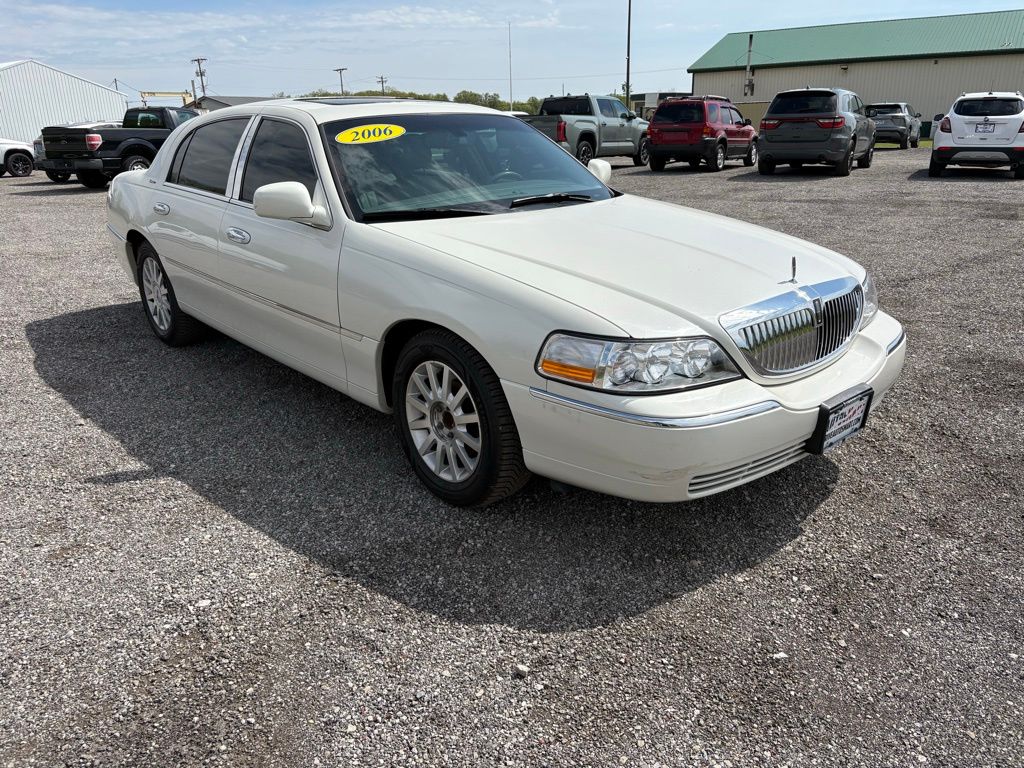 2006 Lincoln Town Car Signature's photo