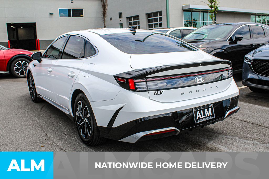 Used 2025 White Hyundai SEL image 5