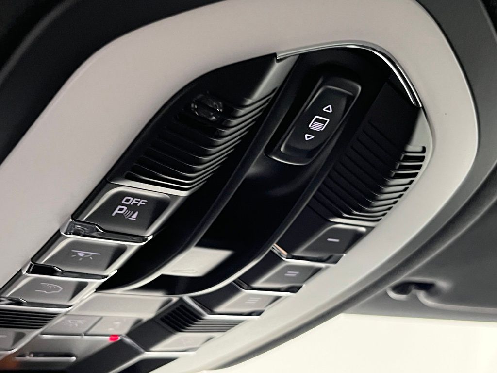 Thumbnail: 2026 Porsche Macan - 20