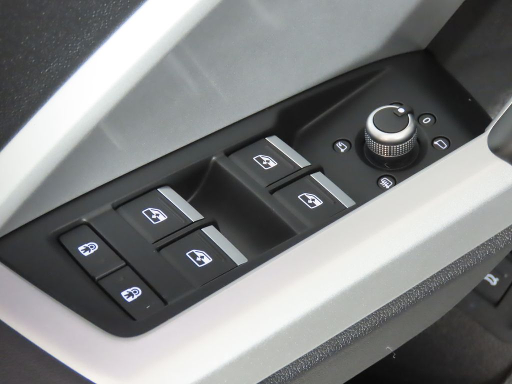 Thumbnail: 2023 Audi Q3 - 32