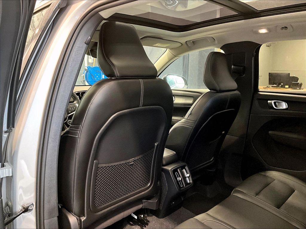 2025 Volvo XC40 — photo 22