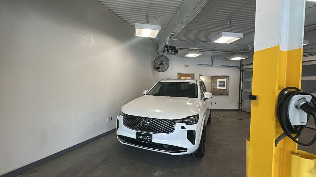 2025 Volvo XC90 B6 Plus Bright Theme 7-Passenger AWD