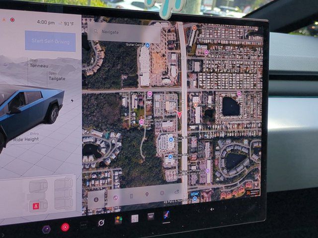 Used 2024  Tesla Base image 19