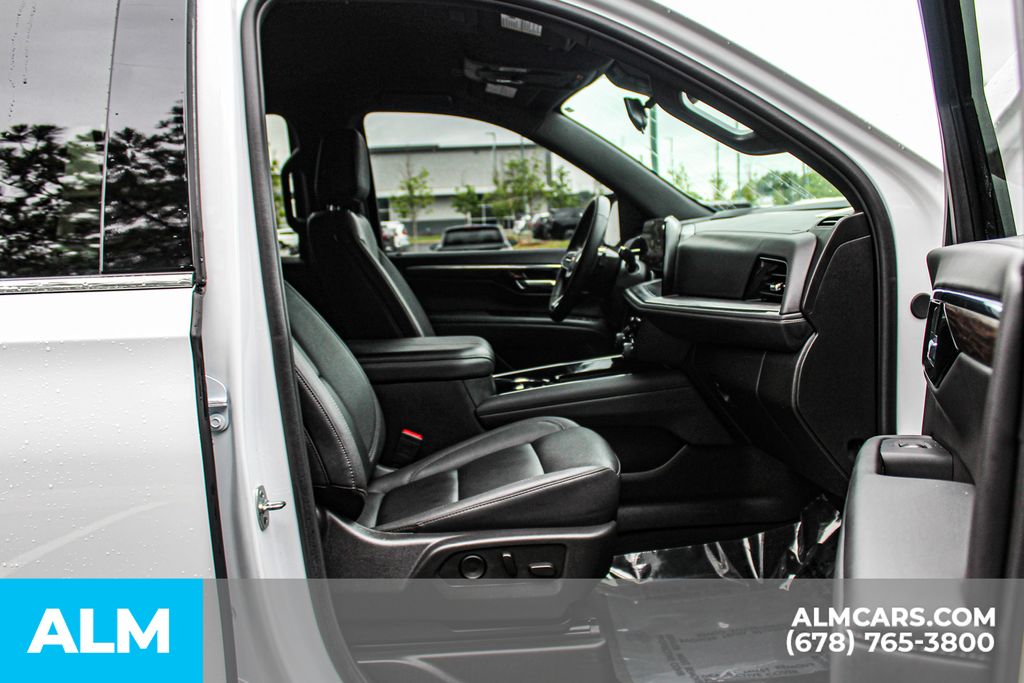 Used 2025 White Chevrolet LT image 22