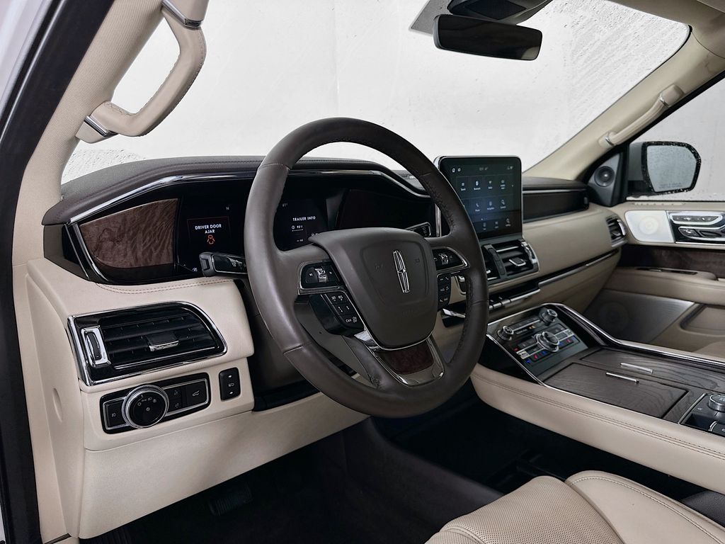 Thumbnail: 2021 Lincoln Navigator - 9