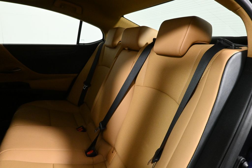 Thumbnail: 2022 Lexus ES - 4