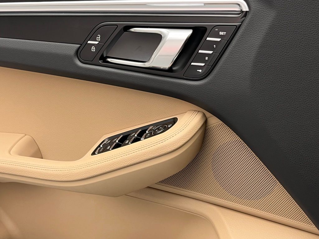 Thumbnail: 2025 Porsche Macan - 20