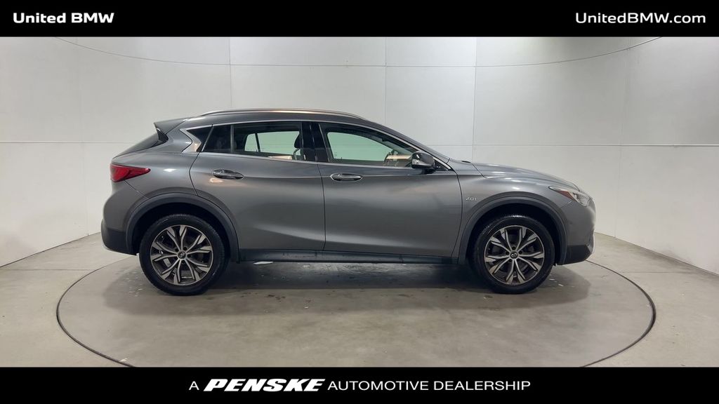 Thumbnail: 2017 INFINITI QX30 - 9