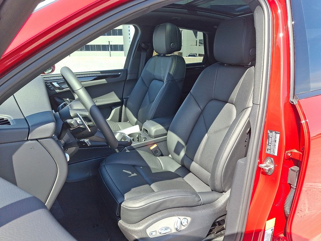 Thumbnail: 2026 Porsche Macan - 5