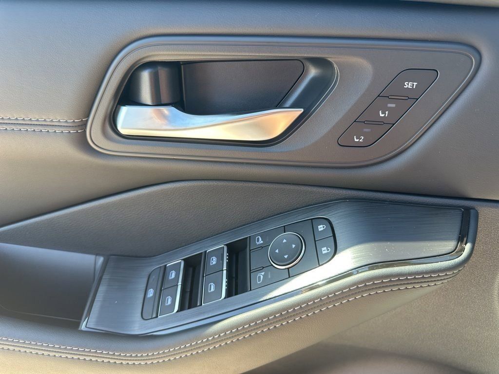 2025 Gun Metallic Nissan Rogue SL FWD SUV