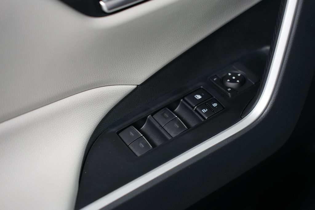 2025 Toyota RAV4 XLE 31