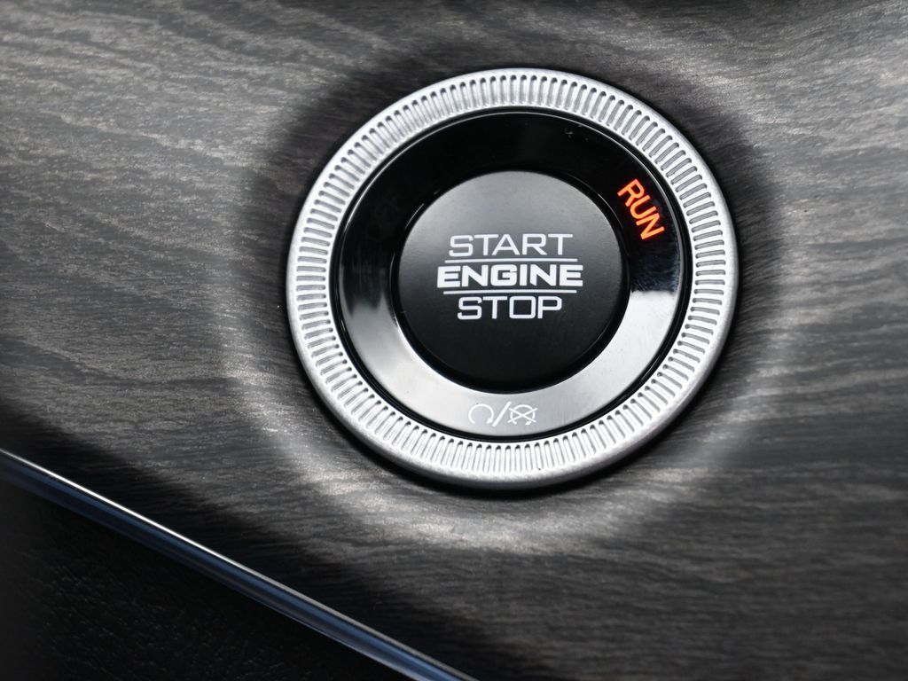 New 2025 Diamond Black Crystal Pearlcoat Jeep Overland image 36