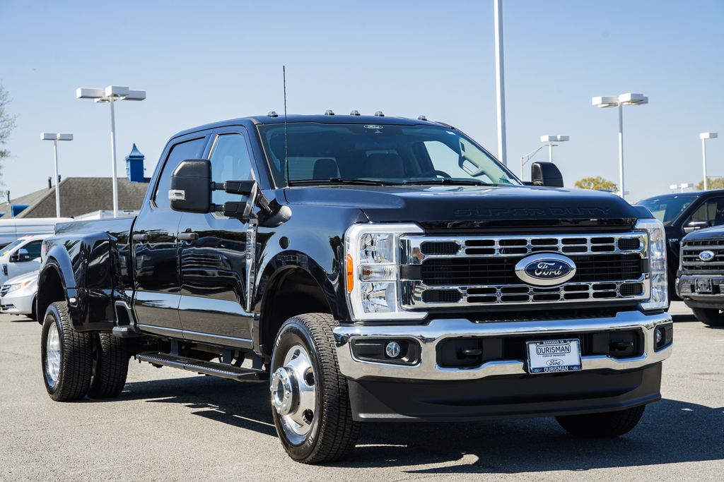 Agate Black Metallic 2025 Ford F-350 Super Duty XLT Crew Cab LB DRW 4WD Pickup Truck Four-Wheel Drive Automatic