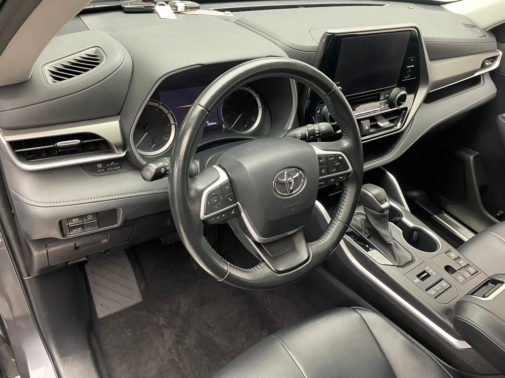 Thumbnail: 2023 Toyota Highlander - 11