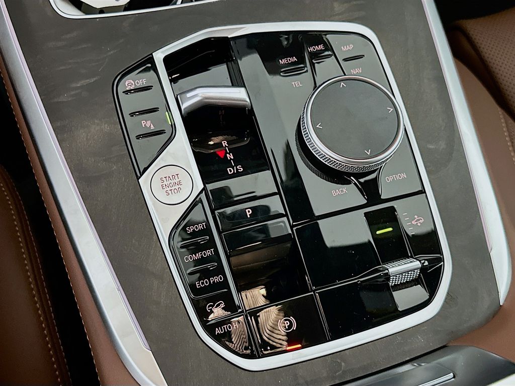 Thumbnail: 2026 BMW X7 - 15