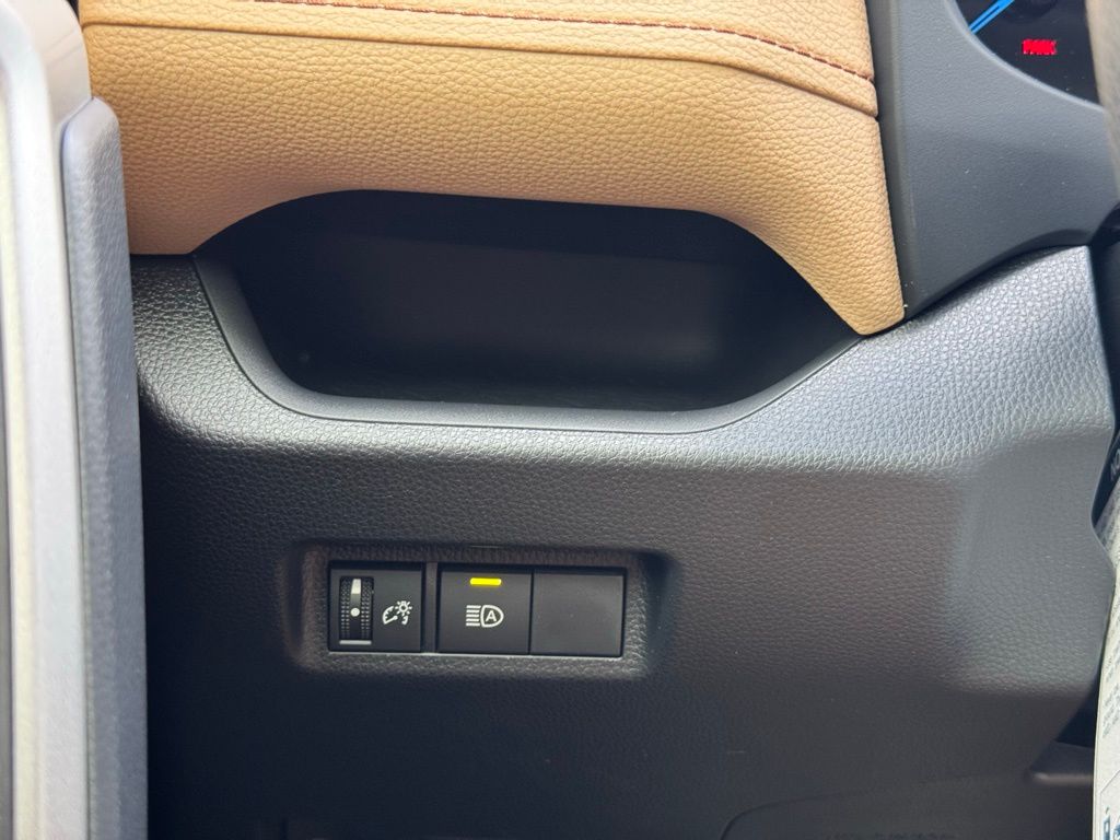 2025 Toyota RAV4 Hybrid LE photo 18