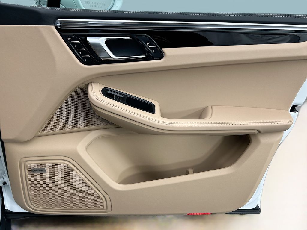 Thumbnail: 2026 Porsche Macan - 26