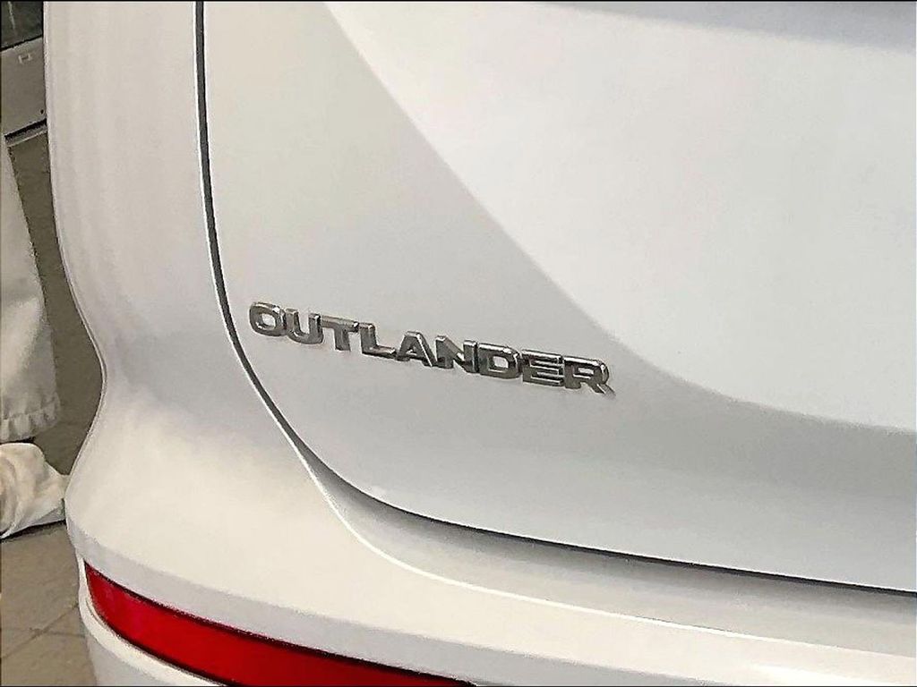 2022 Mitsubishi Outlander — photo 28