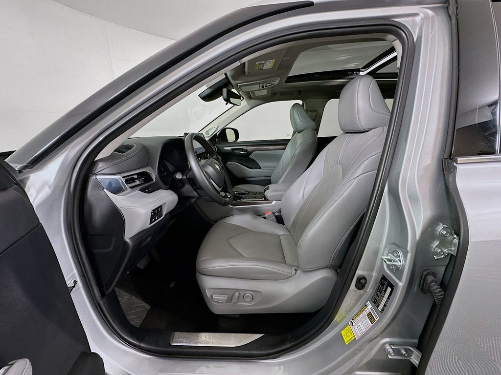 Thumbnail: 2023 Toyota Highlander - 21