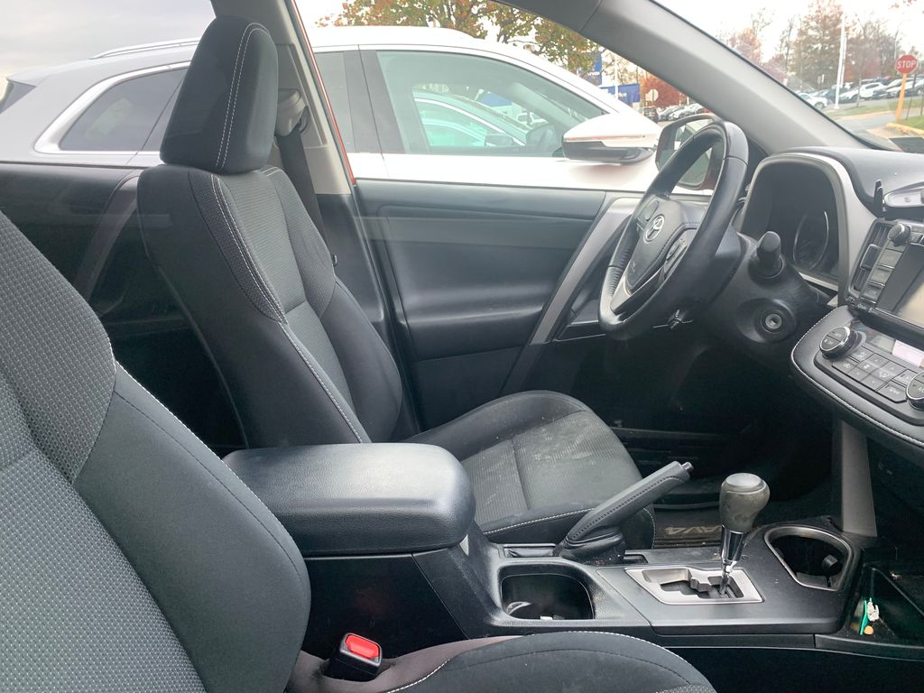 Thumbnail: 2016 Toyota RAV4 - 9