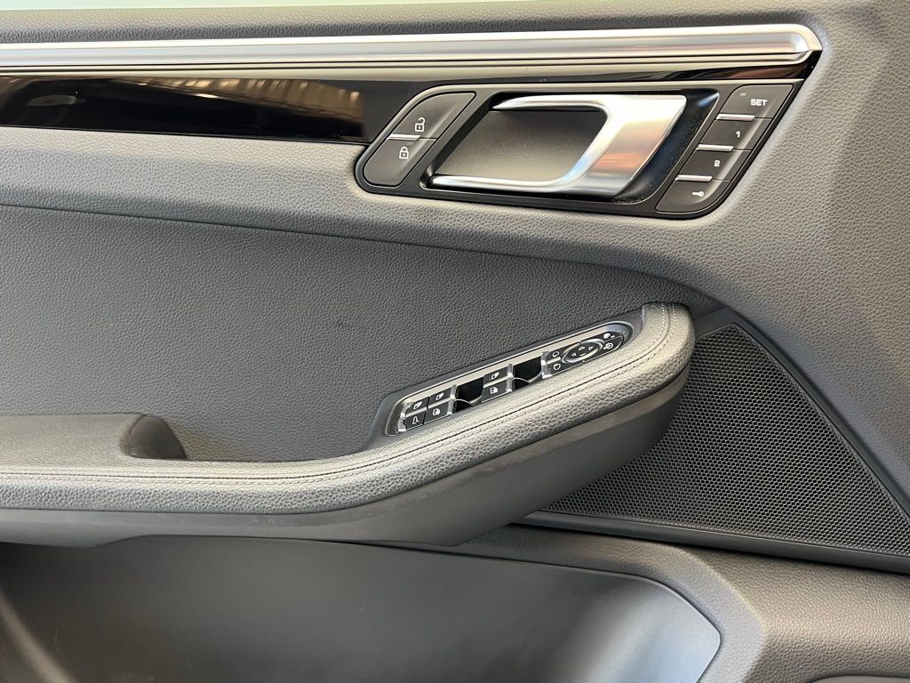 Thumbnail: 2020 Porsche Macan - 17
