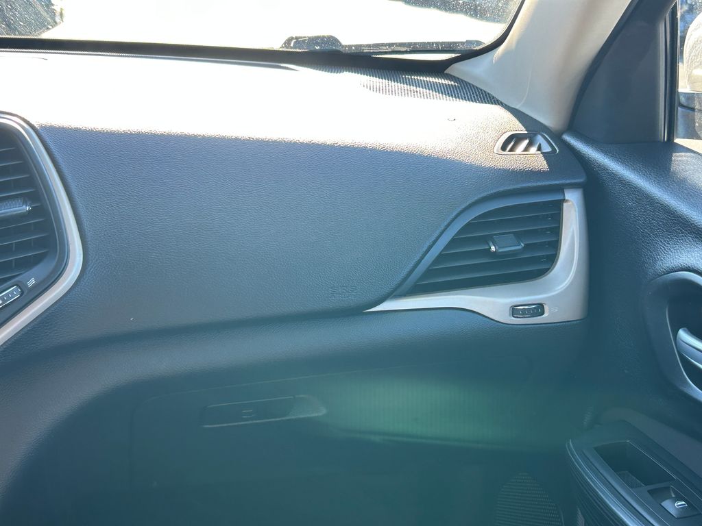 Thumbnail: 2016 Jeep Cherokee - 24