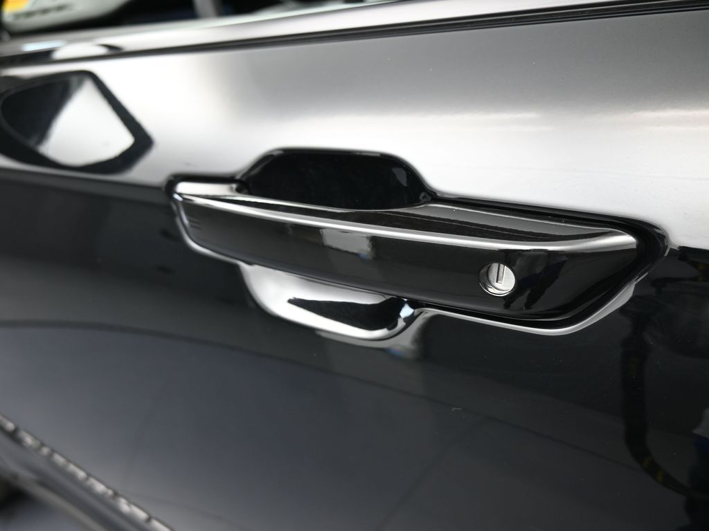 New 2026 Diamond Black Crystal Pearlcoat Jeep Laredo image 25