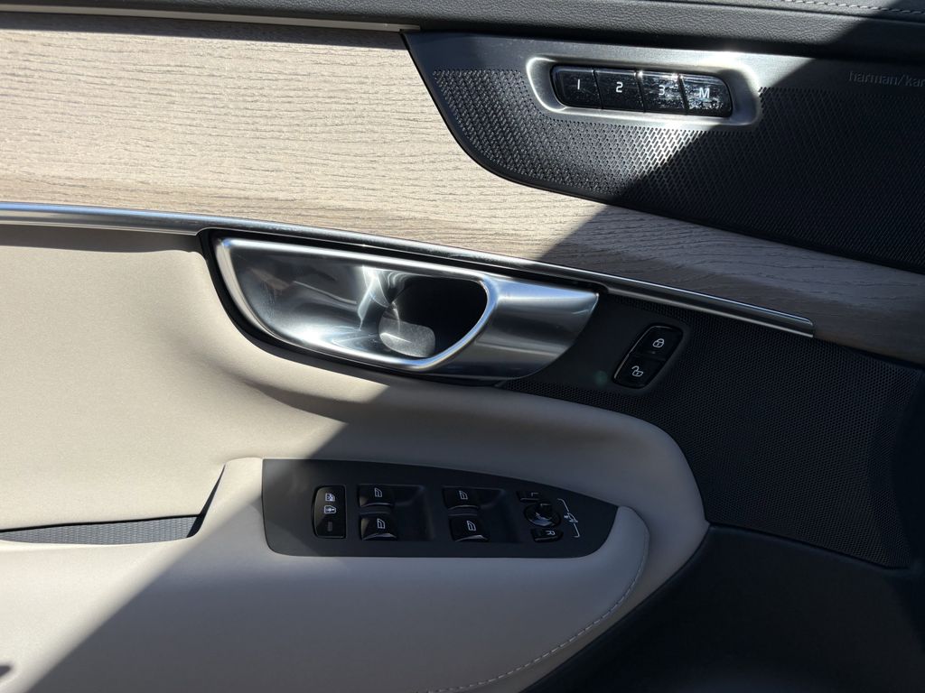 New 2026 Crystal White Volvo B6 Plus 7-Seater image 11