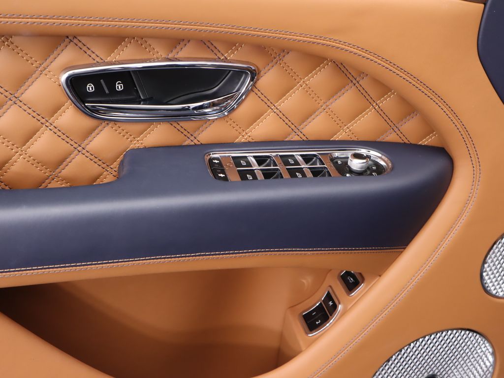 2021 Bentley Bentayga  24