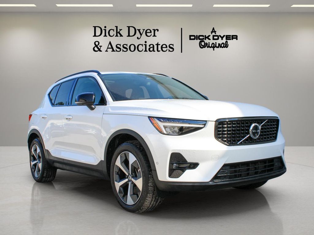  2025 Volvo XC40 B5 Plus Dark Theme AWD   