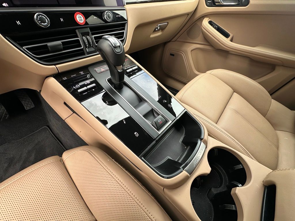 Thumbnail: 2025 Porsche Macan - 28