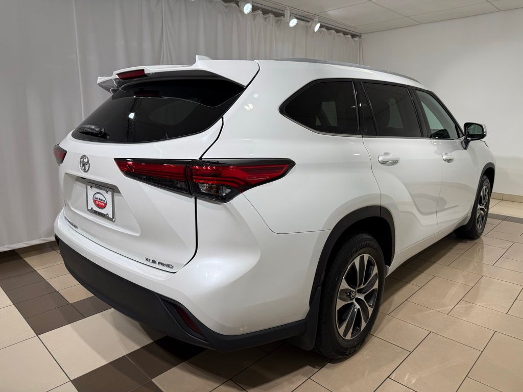 Thumbnail: 2022 Toyota Highlander - 5