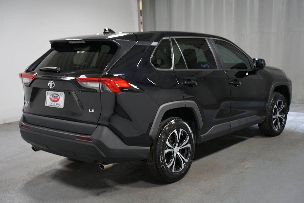 2022 Toyota RAV4 LE 8