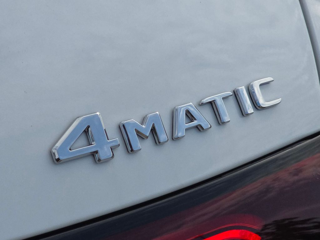 New 2027 White Mercedes-Benz GLC 300 image 6