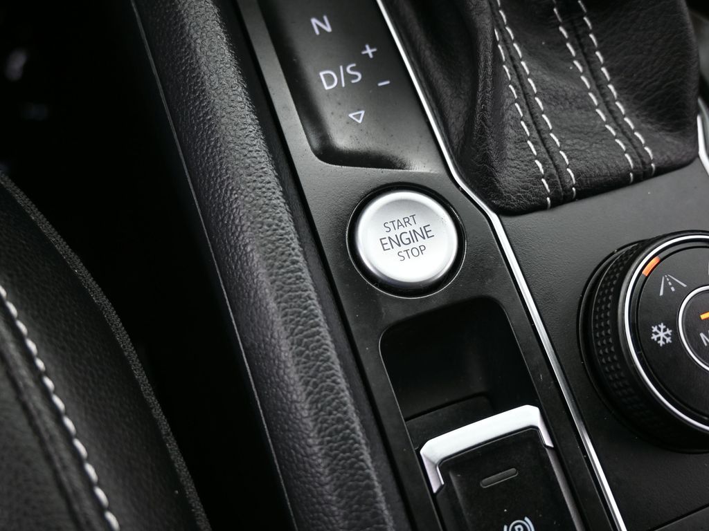 Used 2022 Deep Black Volkswagen 3.6L V6 SE w/Technology image 29