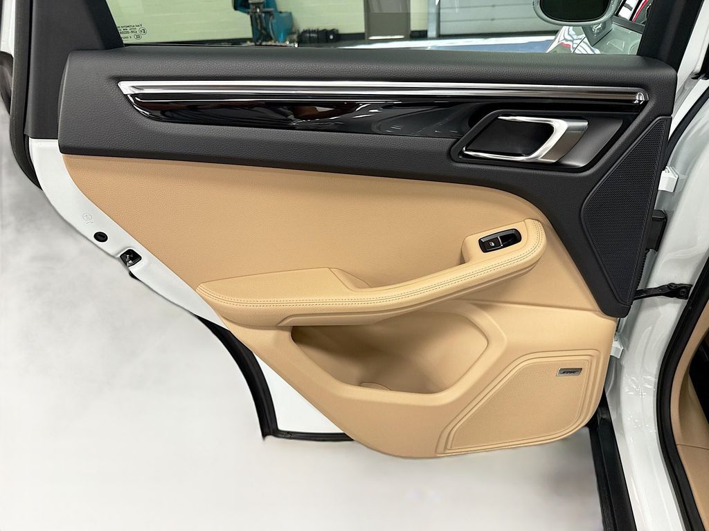 Thumbnail: 2025 Porsche Macan - 26