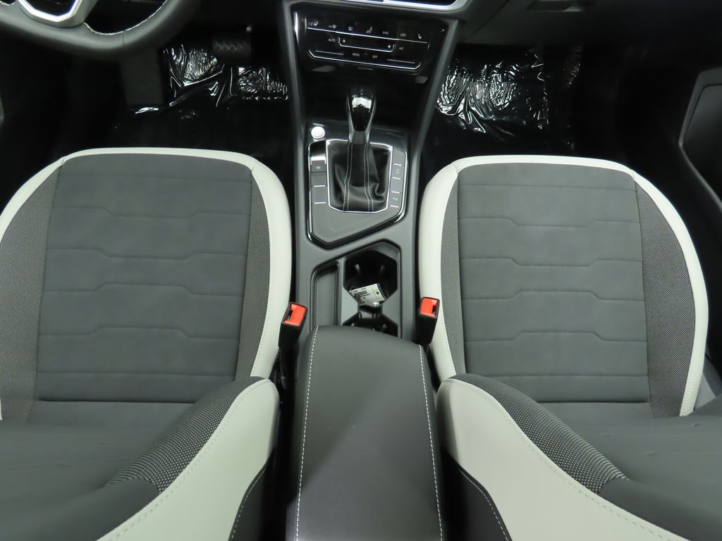 2025 Volkswagen Taos SE 17