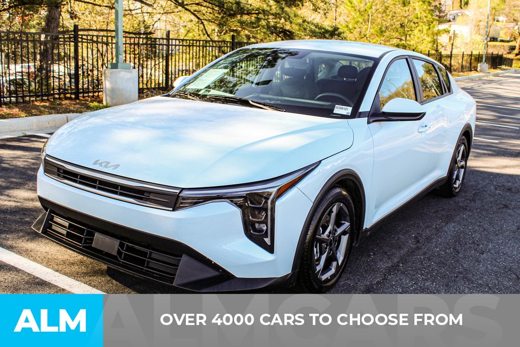 Used 2025 White Kia LXS image 3